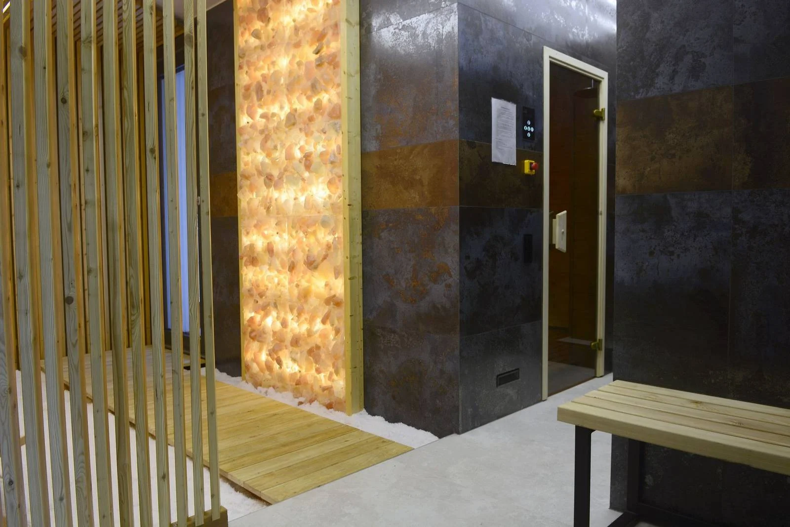 Espace de travail propre dans un bureau liégeois