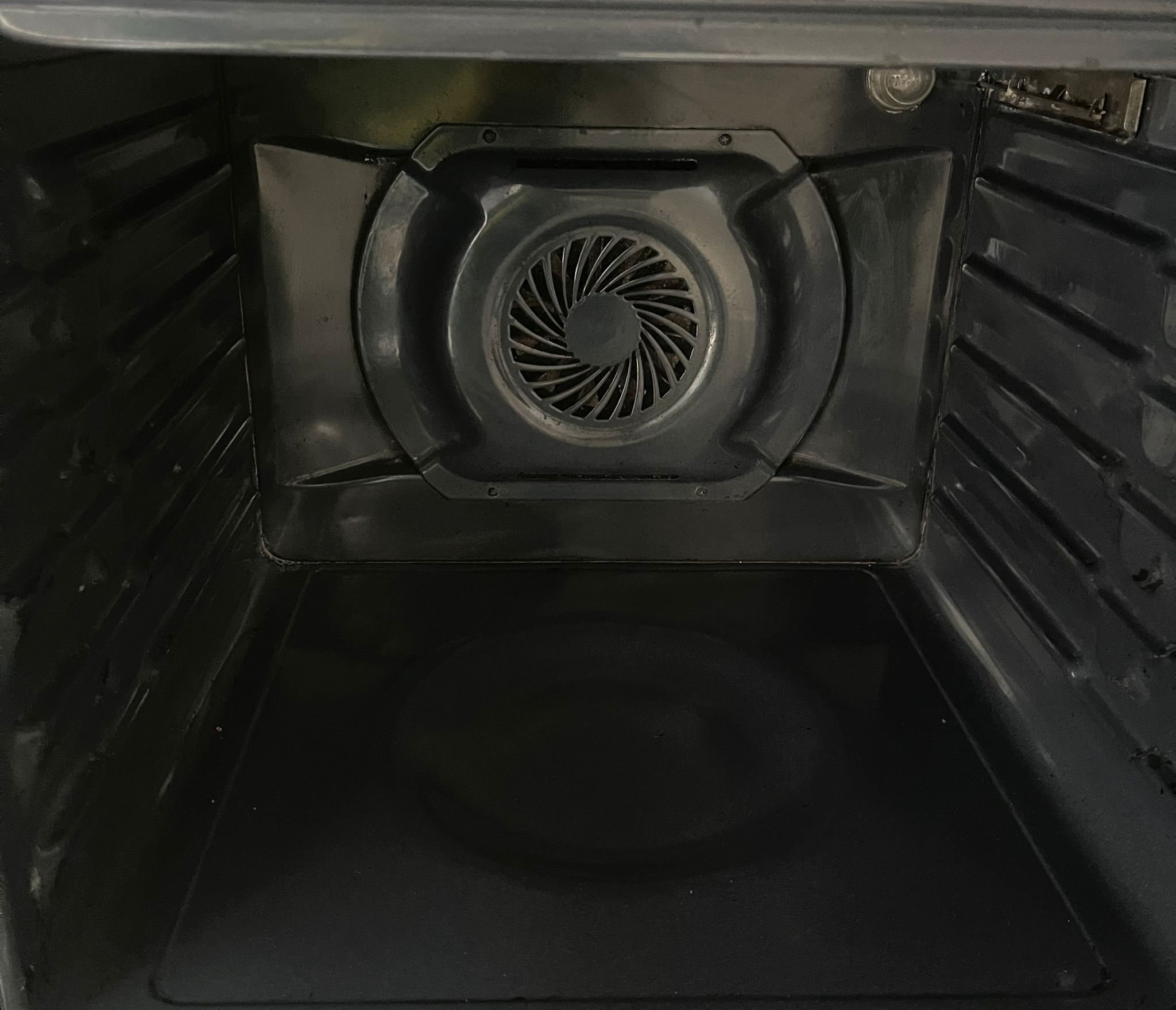 Four propre après nettoyage par Lena's Cleaning à Liège